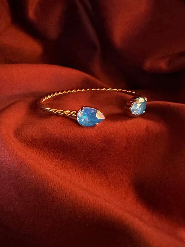 Caroline Svedbom armbånd Mini drop bracelet  - electric blue delite