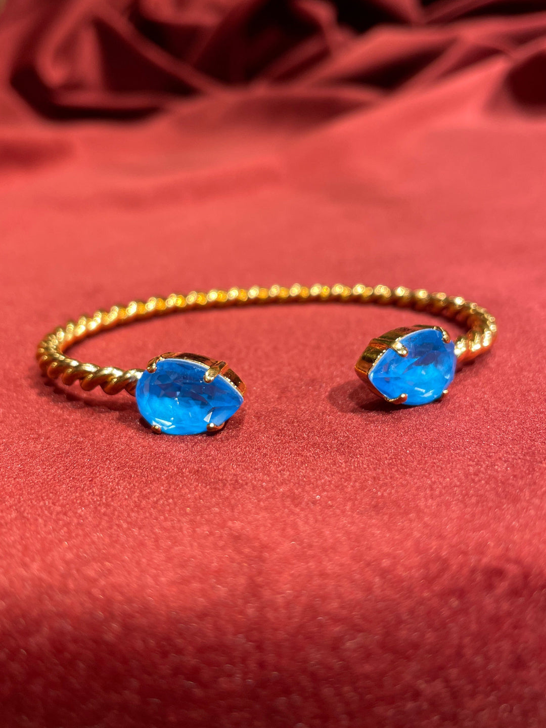 Caroline Svedbom armbånd Mini drop bracelet  - electric blue delite