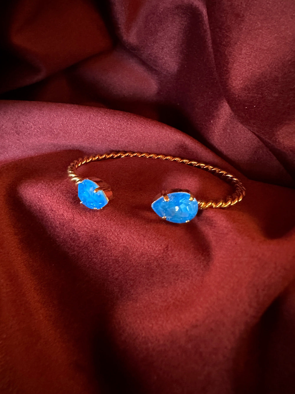Caroline Svedbom armbånd Mini drop bracelet  - electric blue delite