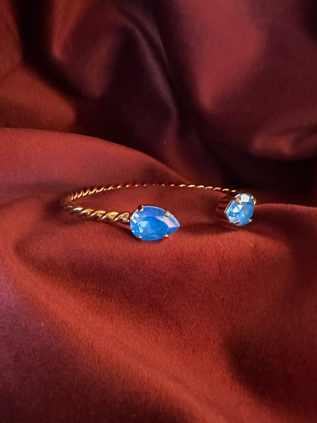 Caroline Svedbom armbånd Mini drop bracelet  - electric blue delite