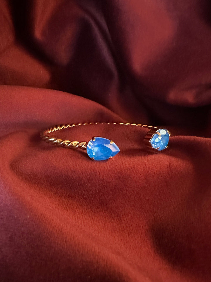 Caroline Svedbom armbånd Mini drop bracelet  - electric blue delite