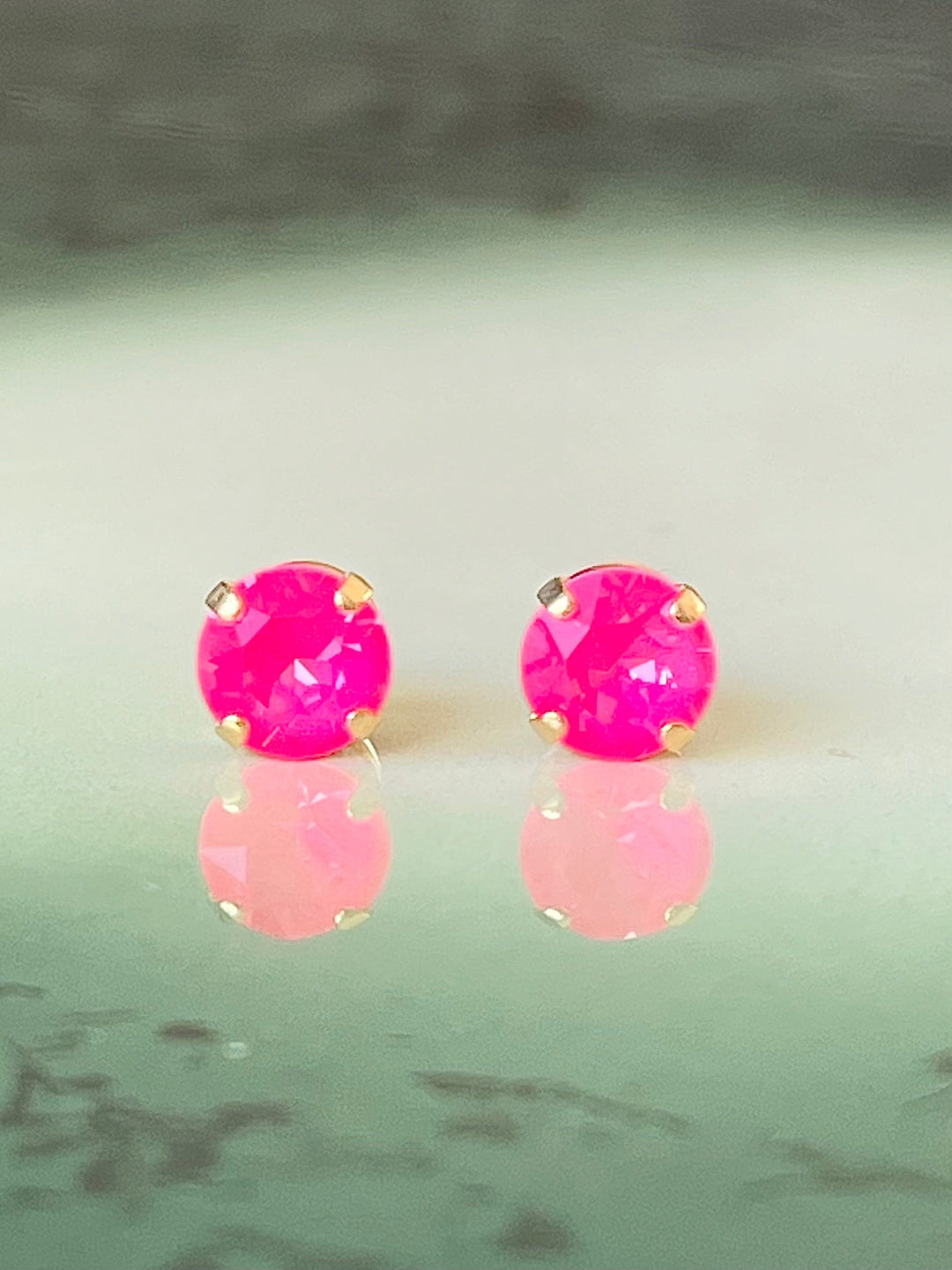 Caroline Svedbom øredobber Classic stud earrings - electric pink delite