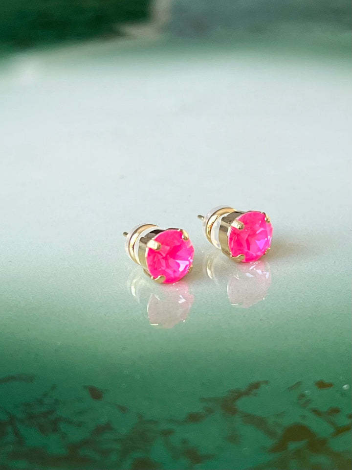 Caroline Svedbom øredobber Classic stud earrings - electric pink delite