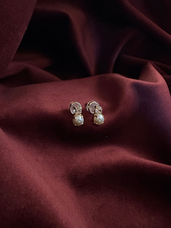 Caroline Svedbom øredobber Love pearl earring - pearl/crystal