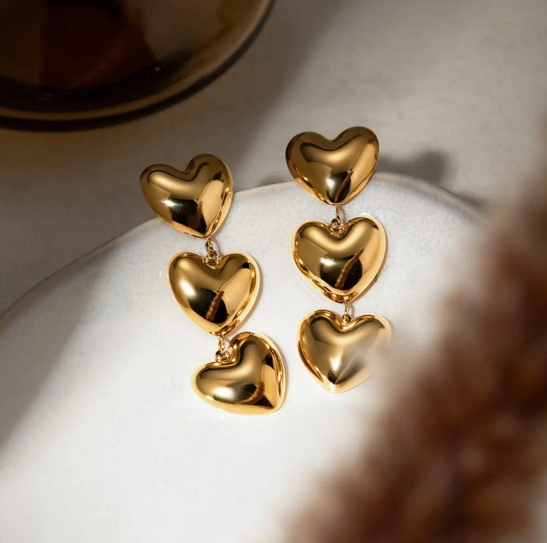 Frøken Dianas salonger øredobber Øredobber Hjerter tre på rad - gull