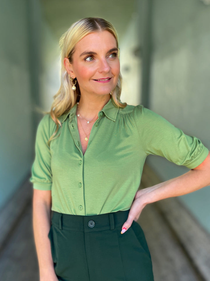 King Louie Topper Carina ecovero light bluse - kort arm- shade green