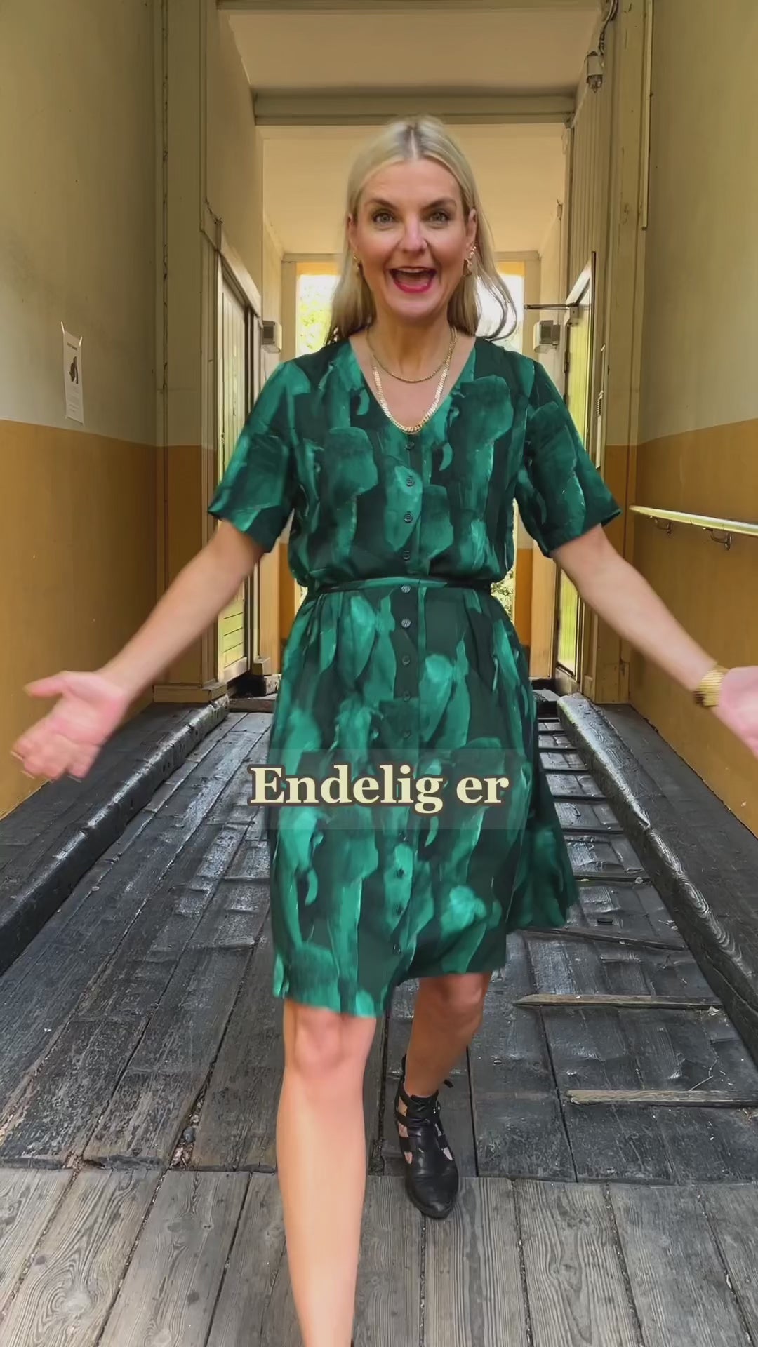 Betty Button dress - kort kjole - elephant