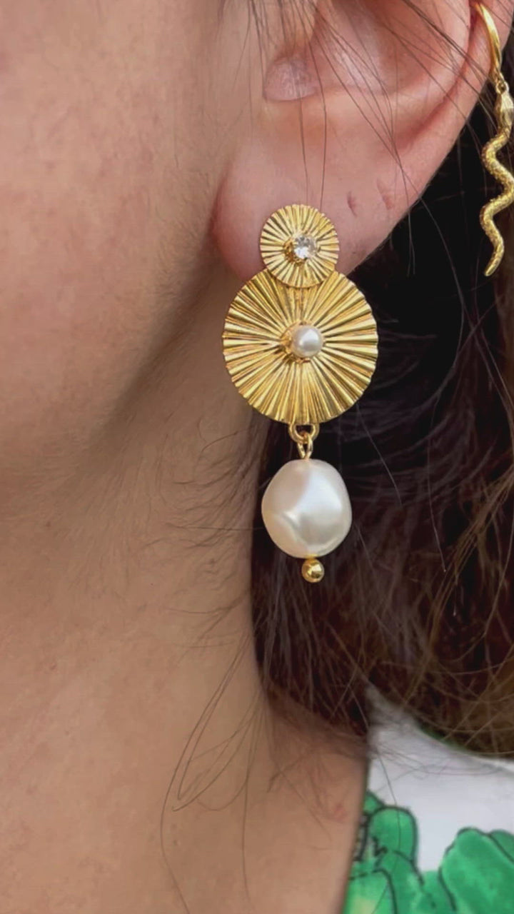 Vakre gulløredobber pyntet med hvite krystaller og ferskvannsperler fra Caroline Svedbom