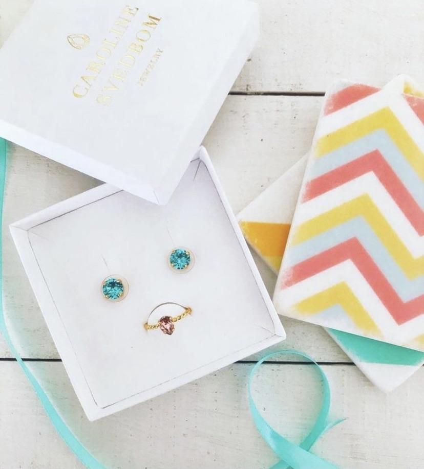 Caroline Svedbom øredobber Classic stud earrings - light turquoise