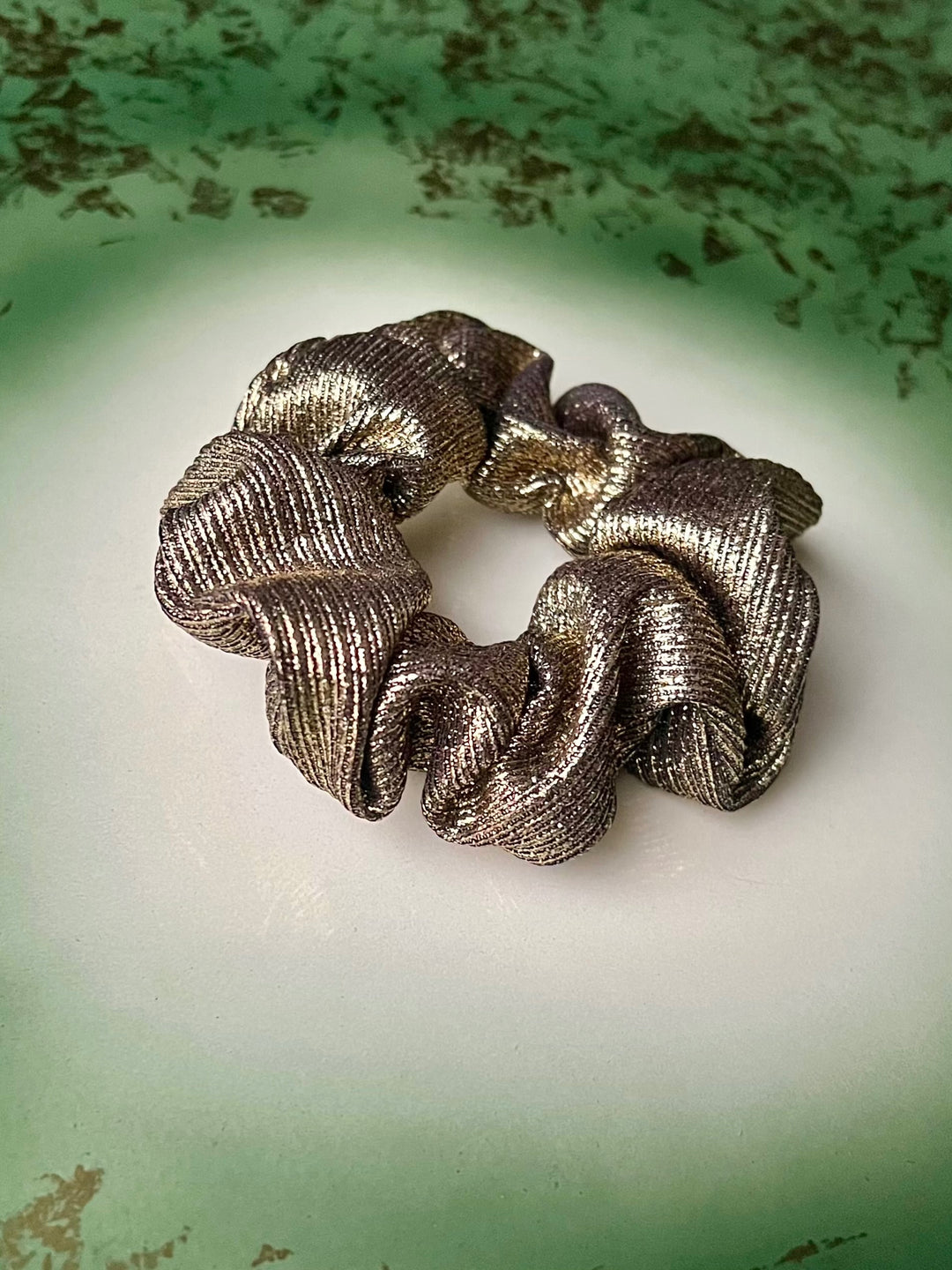Scrunchie av restestoff liten - gold lame