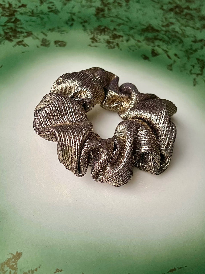 Scrunchie av restestoff liten - gold lame