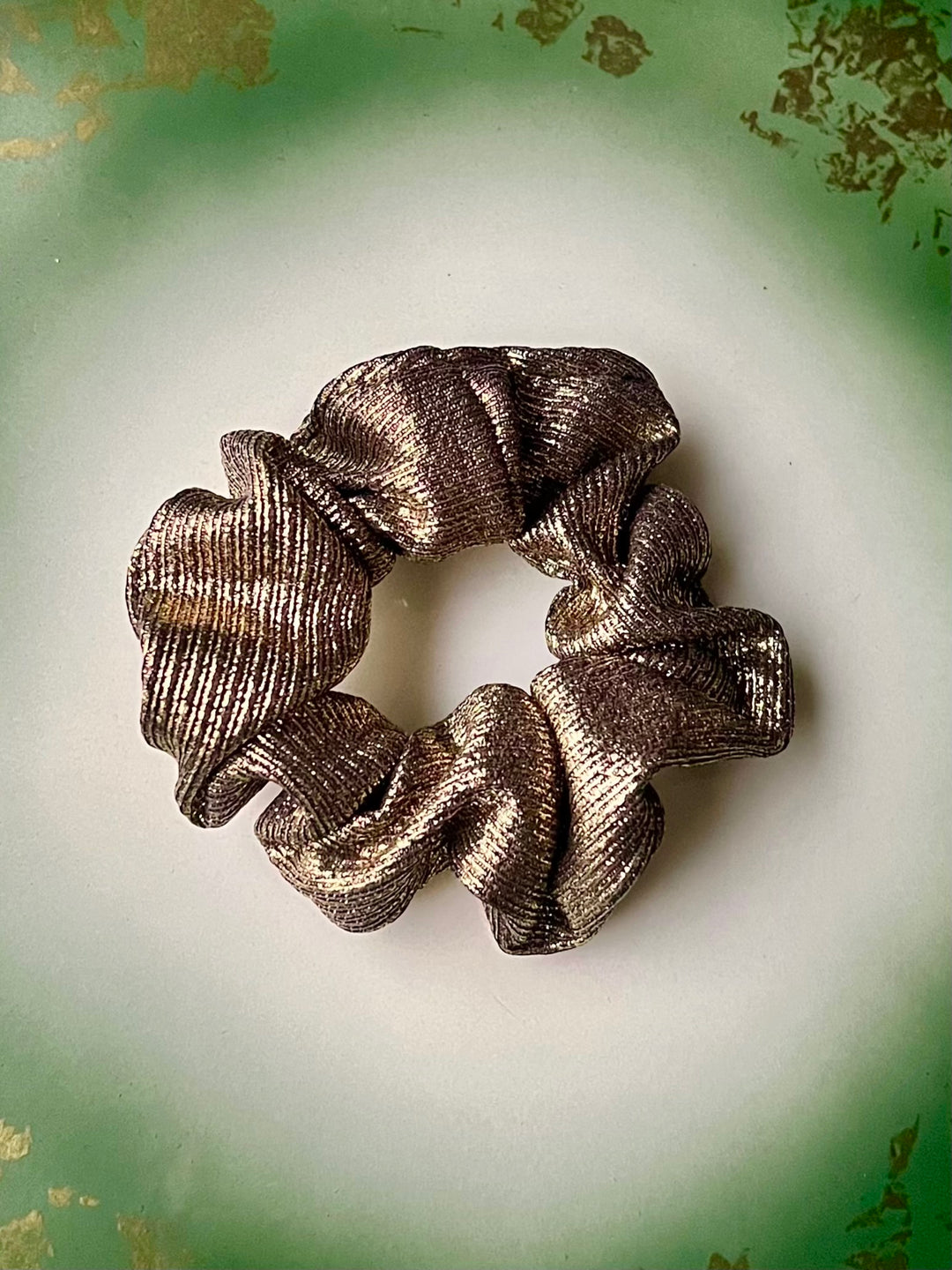 Scrunchie av restestoff liten - gold lame