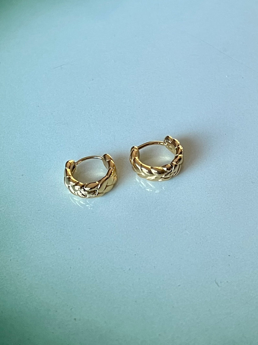 Frøken Dianas Salonger Braided Hoops ørering flettet design rustfritt stål gullforgylt