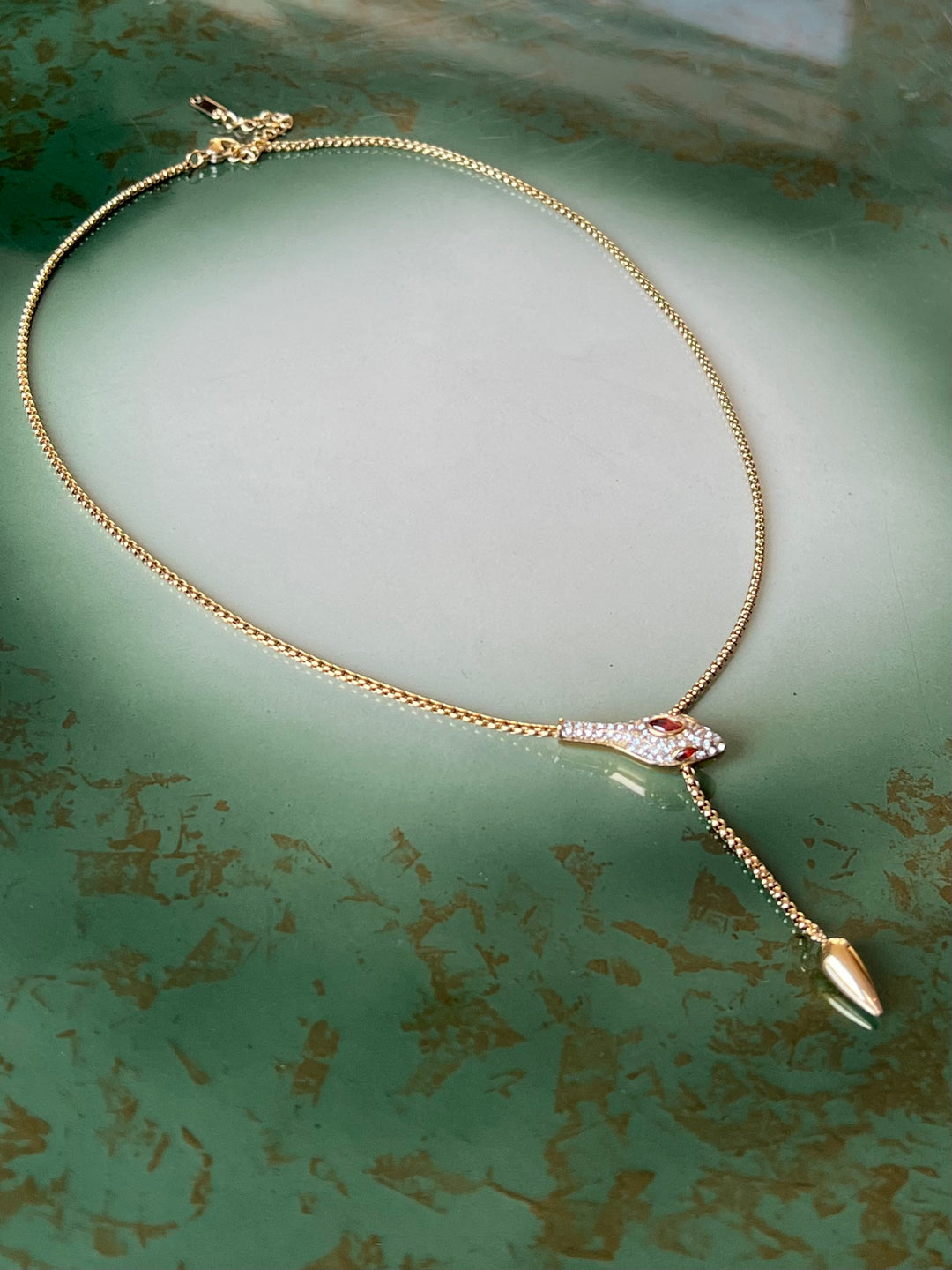 Frøken Dianas Salonger Halskjede Crystal Snake krystaller Slange rustfritt stål gullforgylt anheng- y-form