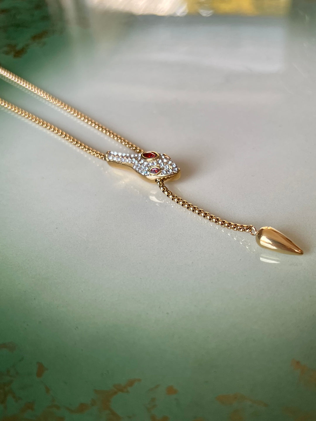 Frøken Dianas Salonger Halskjede Crystal Snake krystaller Slange rustfritt stål gullforgylt anheng- y-form