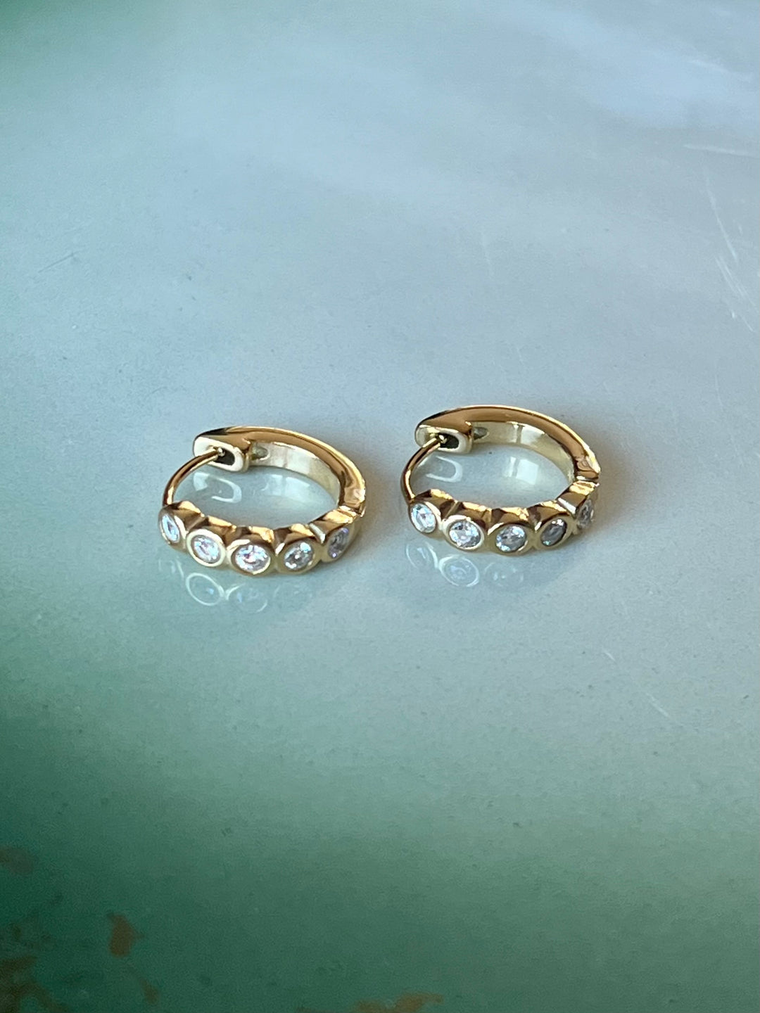 Frøken Dianas Salonger Øreringer glitrende stener gullforgylt rustfritt stlål Hoops Bezel