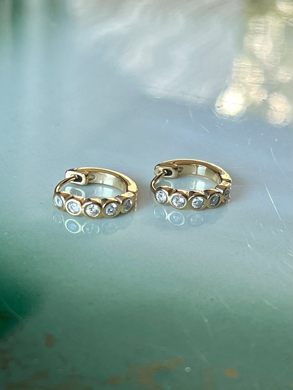 Frøken Dianas Salonger Øreringer glitrende stener gullforgylt rustfritt stlål Hoops Bezel