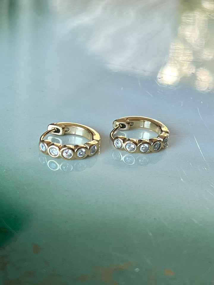 Frøken Dianas Salonger Øreringer glitrende stener gullforgylt rustfritt stlål Hoops Bezel
