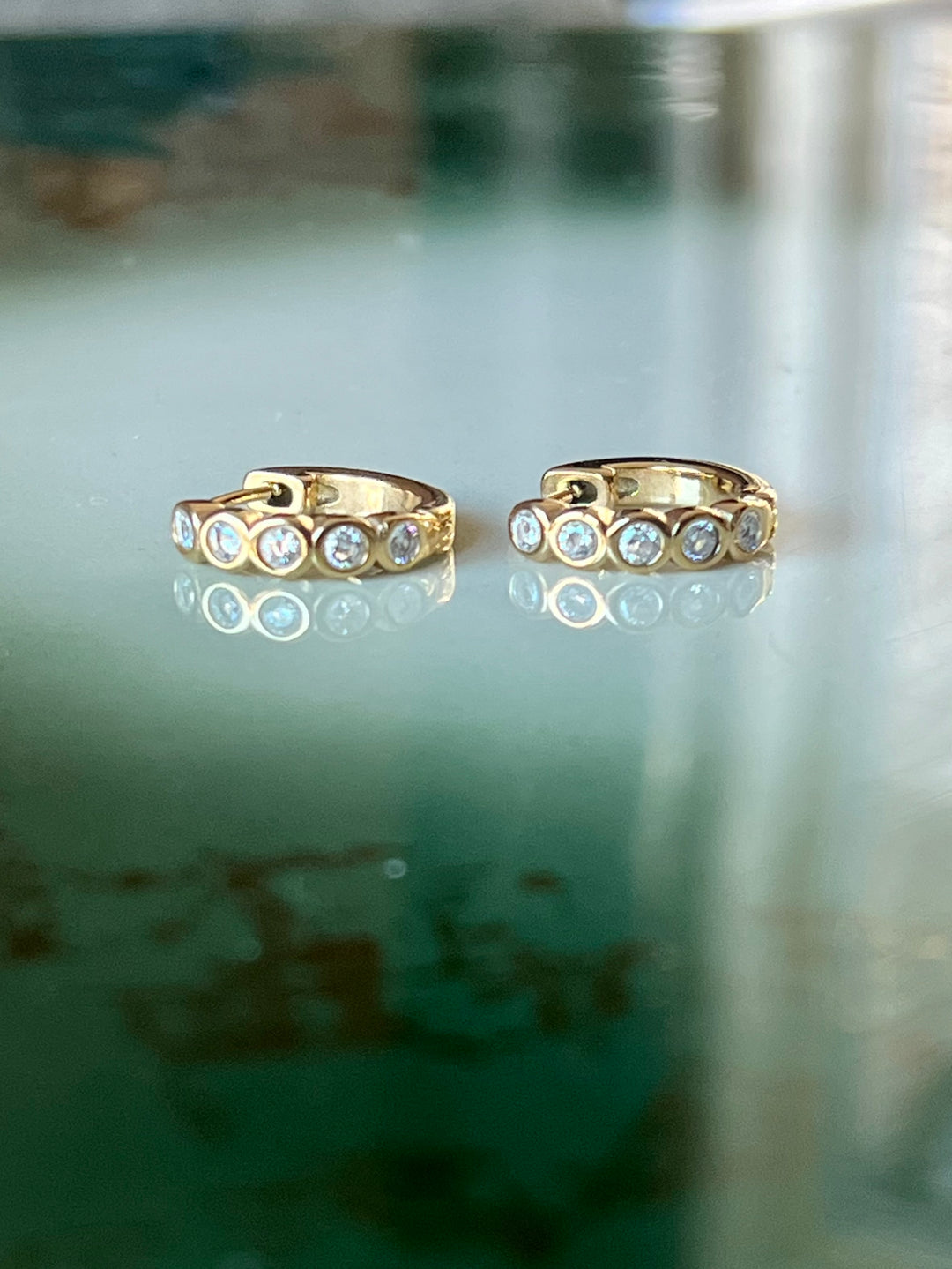 Frøken Dianas Salonger Øreringer glitrende stener gullforgylt rustfritt stlål Hoops Bezel