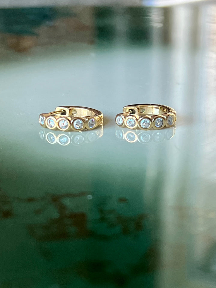 Frøken Dianas Salonger Øreringer glitrende stener gullforgylt rustfritt stlål Hoops Bezel
