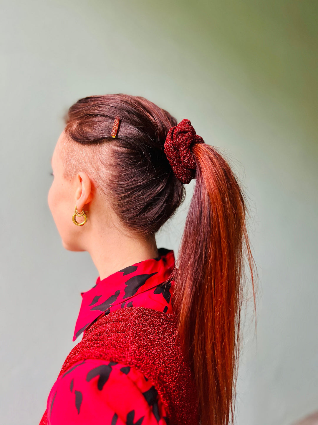 Frøken Dianas Salonger Spir Søm Etisk Scrunchie Rød Lurex Glitter Hårstrikk