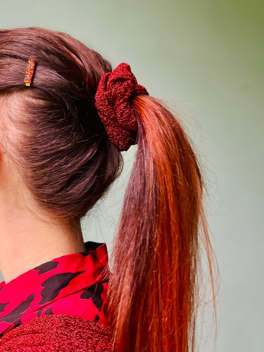 Frøken Dianas Salonger Spir Søm Etisk Scrunchie Rød Lurex Glitter Hårstrikk