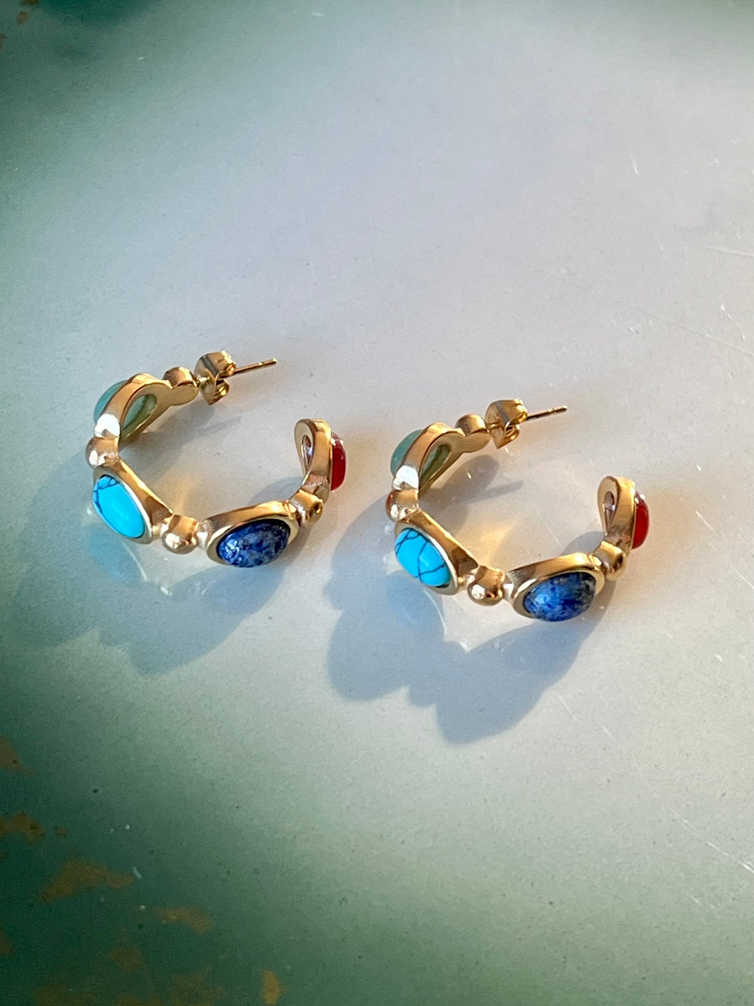Frøken Dianas Salonger Stone Hoops Øreringer fargerike steiner rustfritt stål gullforgylt