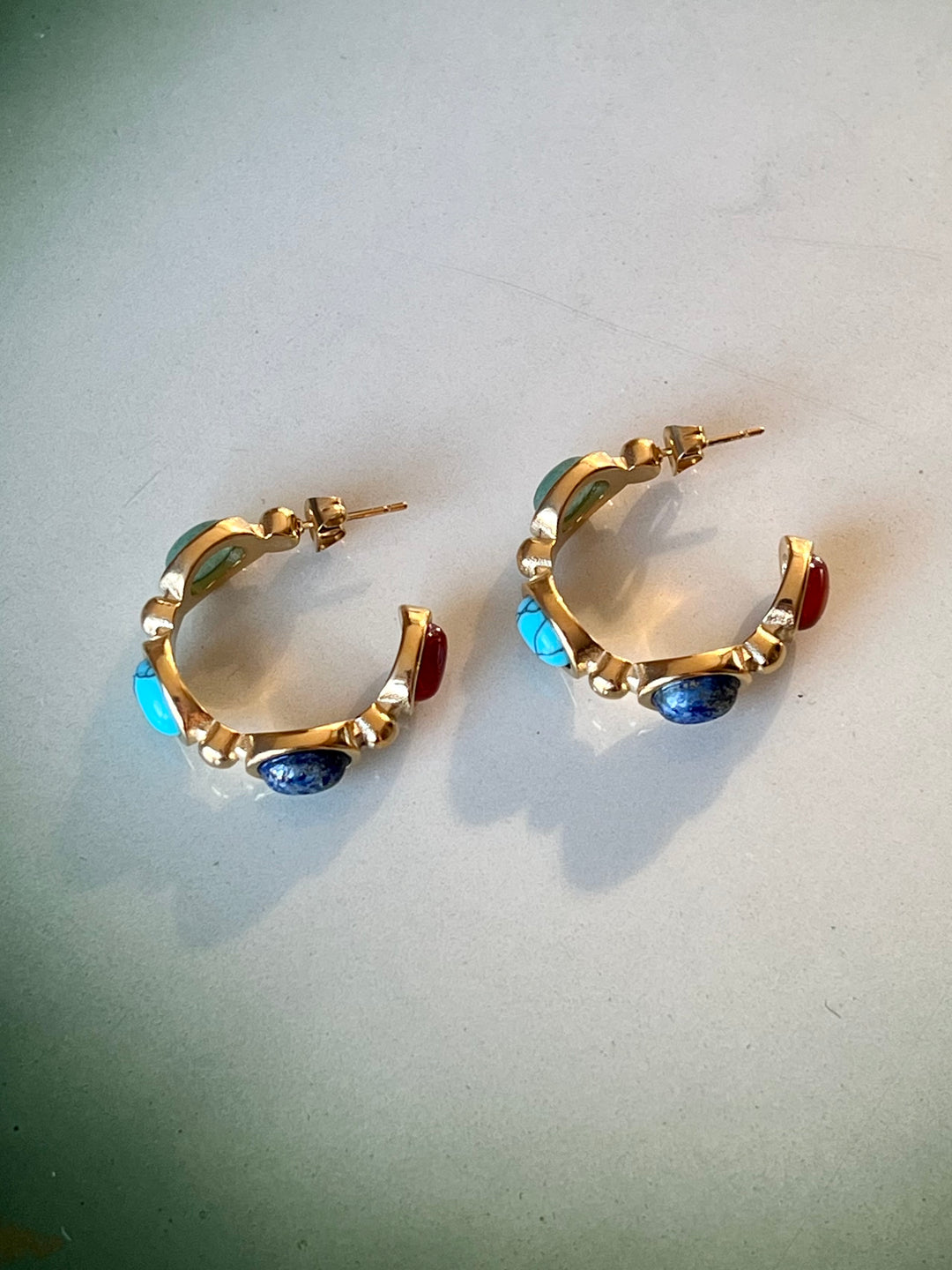 Frøken Dianas Salonger Stone Hoops Øreringer fargerike steiner rustfritt stål gullforgylt