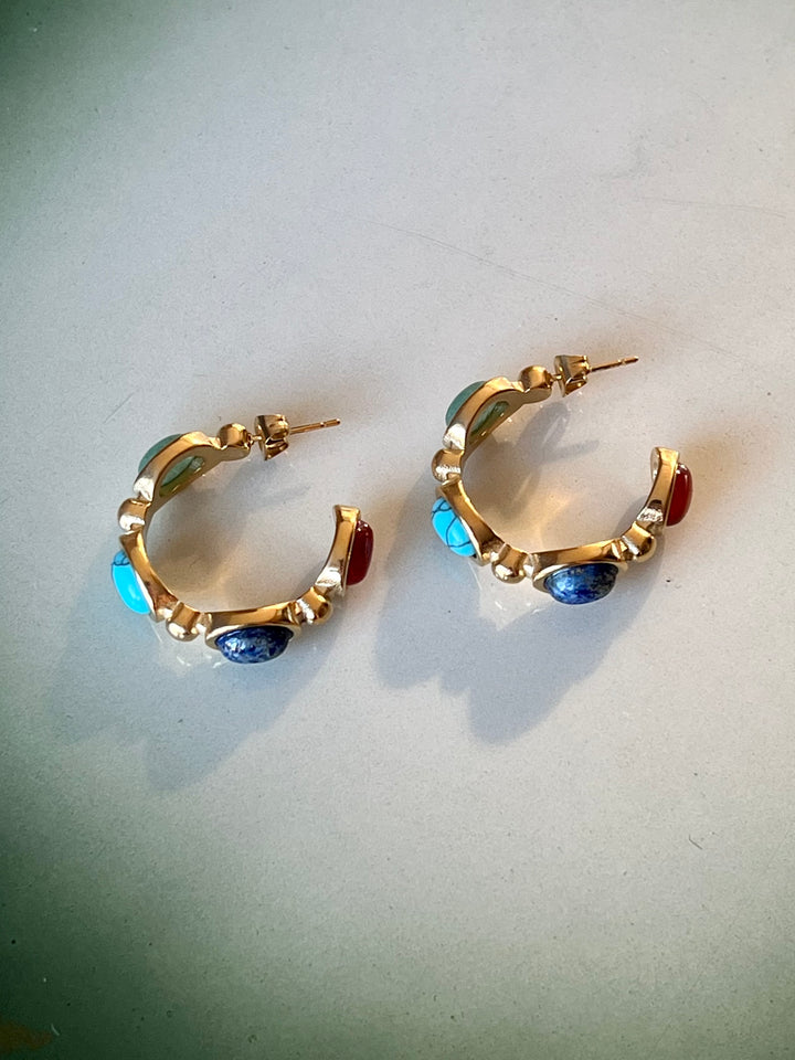 Frøken Dianas Salonger Stone Hoops Øreringer fargerike steiner rustfritt stål gullforgylt