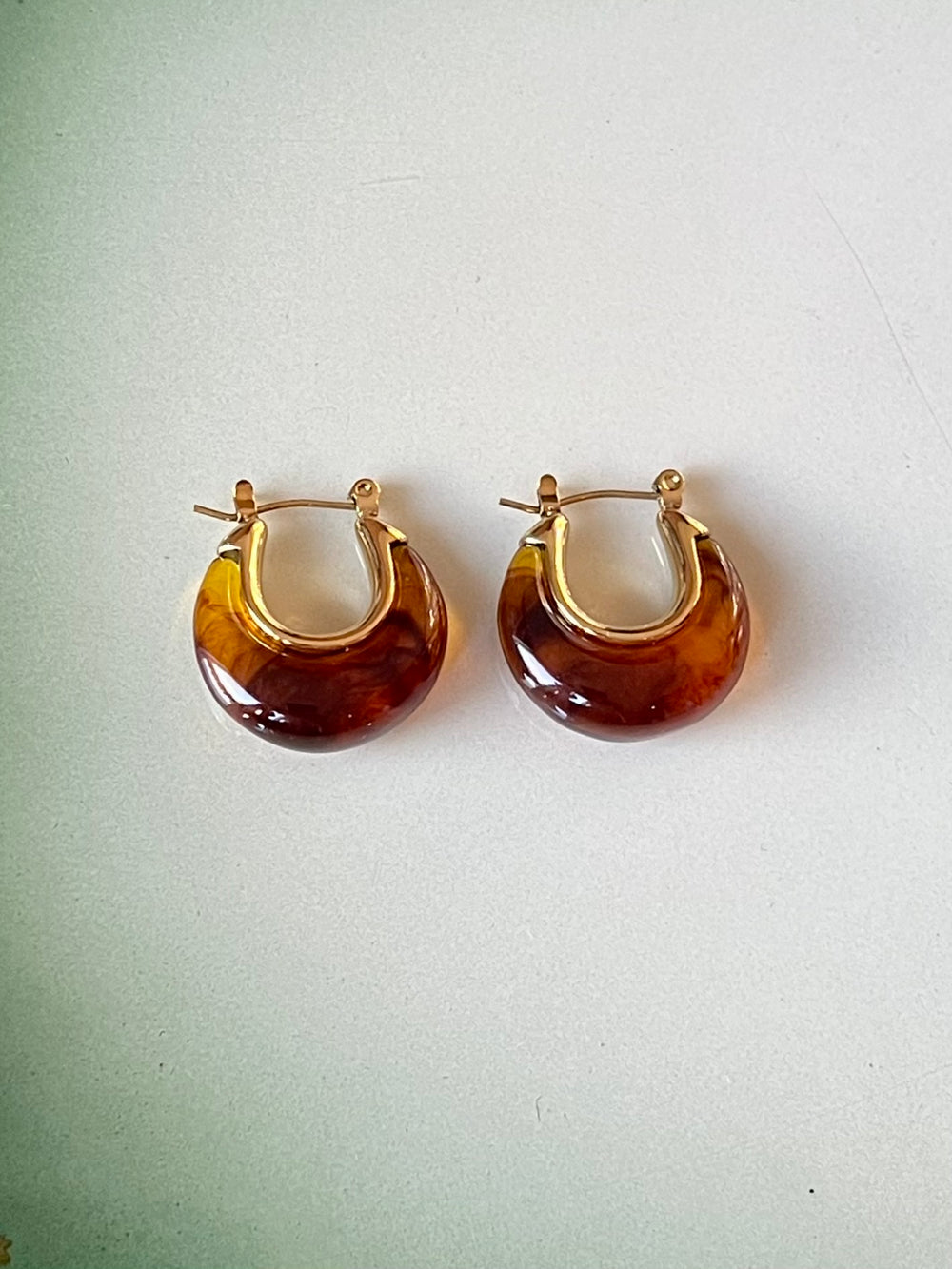 Frøken Dianas Salonger Marbled drops hoops amber brun