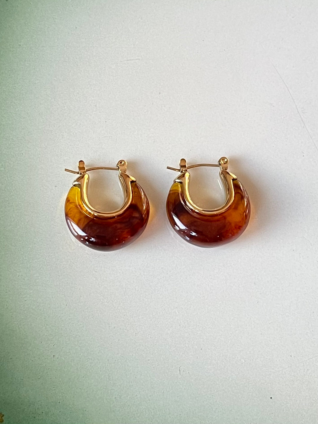Frøken Dianas Salonger Marbled drops hoops amber brun