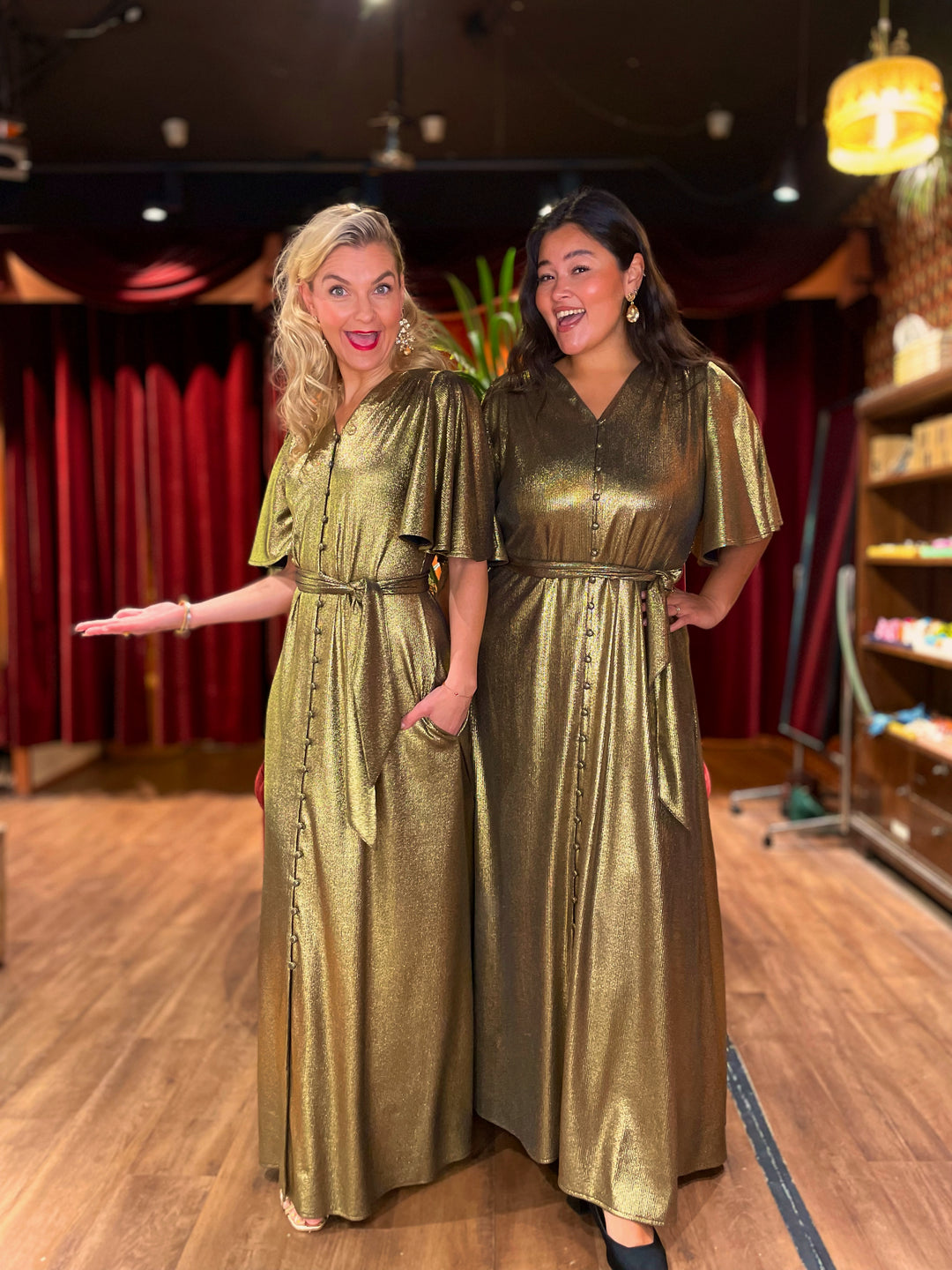 Elise og Caterina i lang Monika dress gold