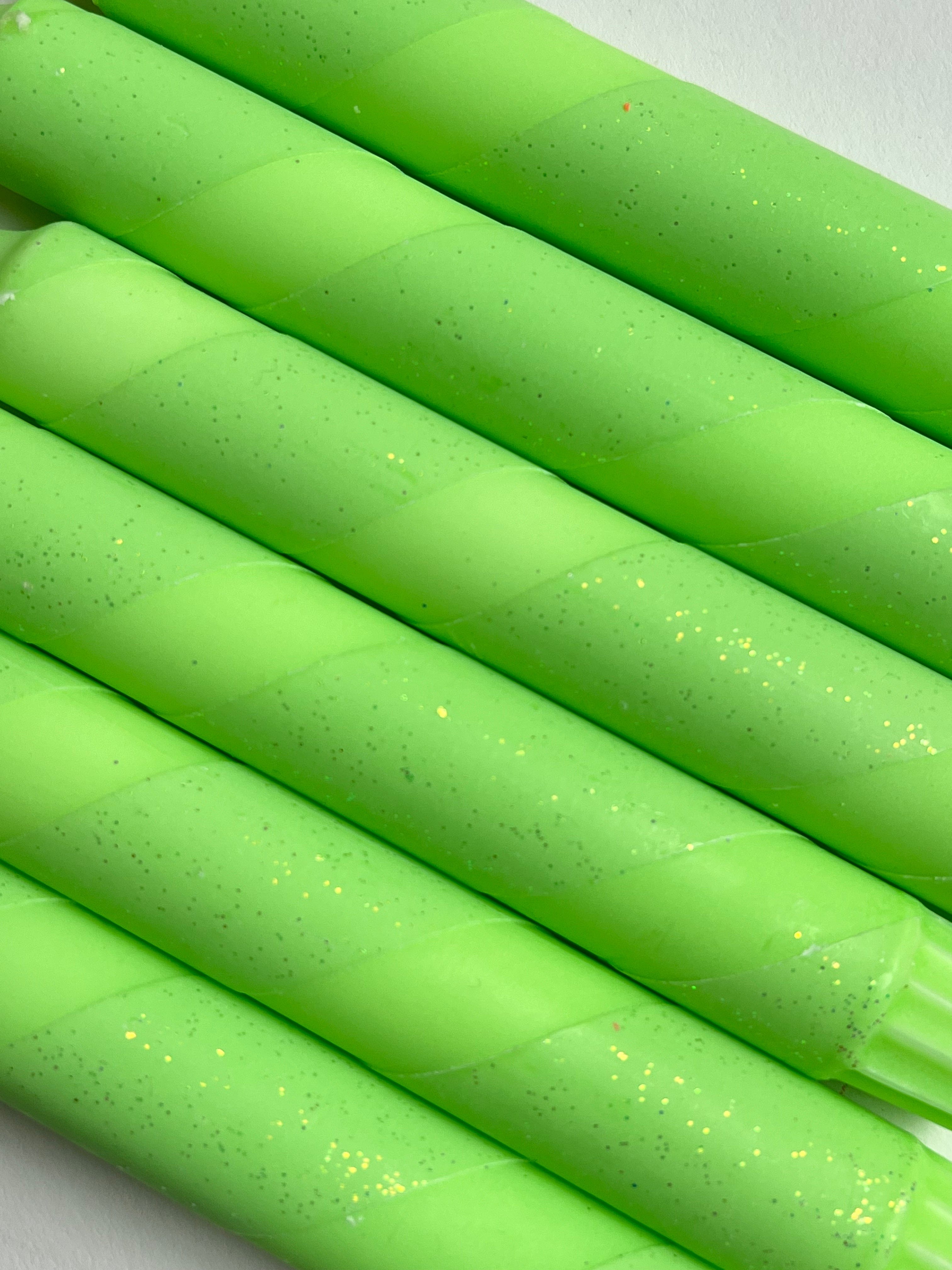 Ahne light stearinlys Stearinlys Ahne Light - limegrønn glitter med snurr