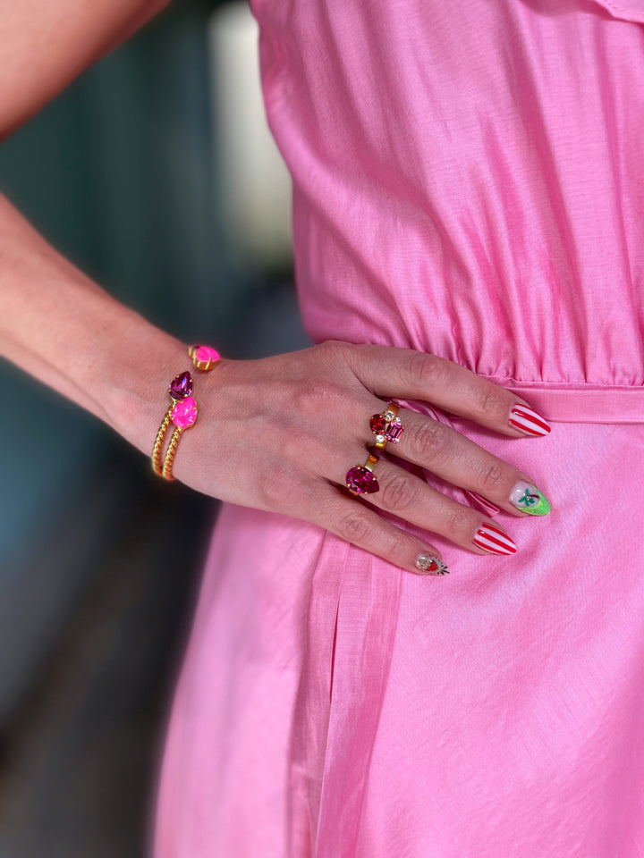 Caroline Svedbom armbånd Mini drop bracelet  - electric pink delite