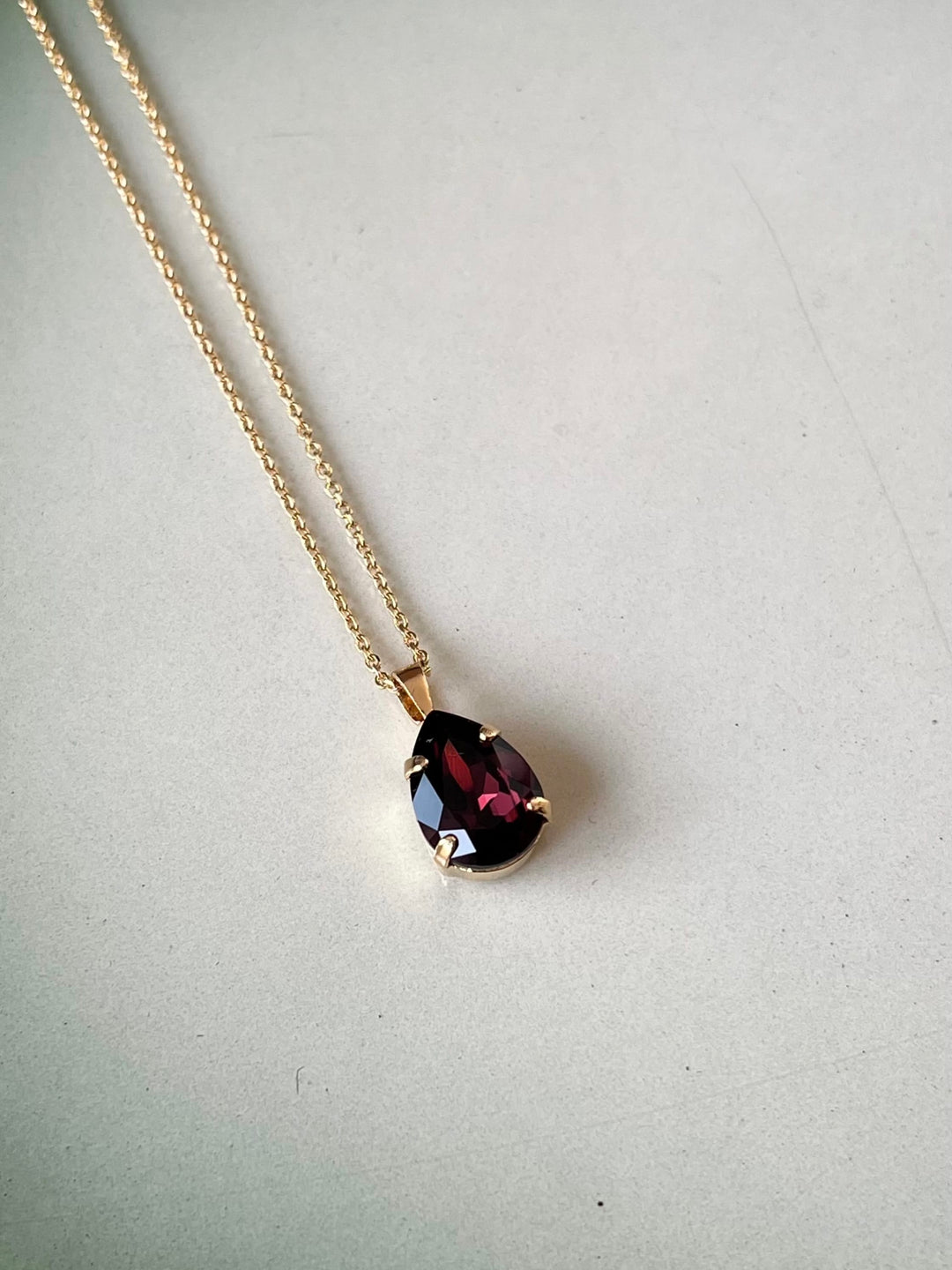 Caroline Svedbom halskjeder Mini drop necklace - burgundy