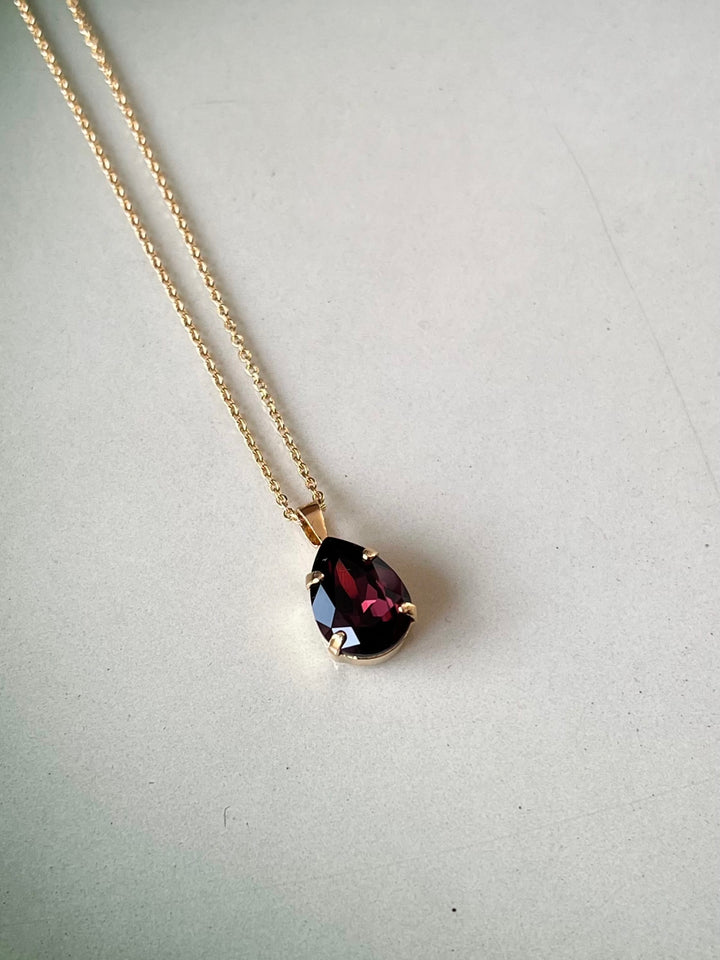 Caroline Svedbom halskjeder Mini drop necklace - burgundy