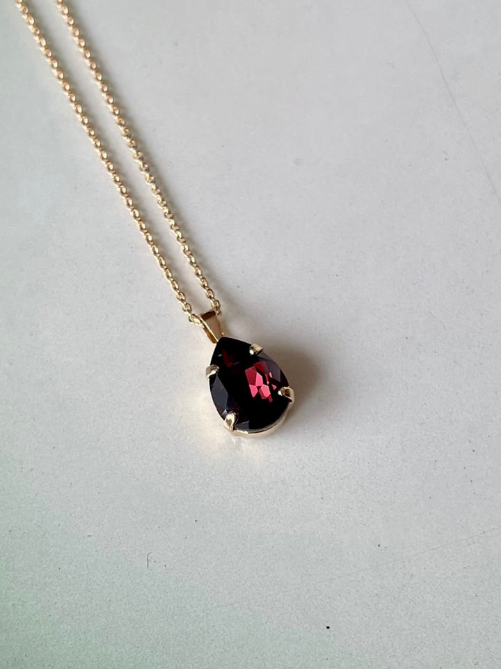 Caroline Svedbom halskjeder Mini drop necklace - burgundy