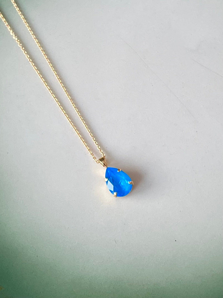 Caroline Svedbom halskjeder Mini drop necklace - electric blue delite