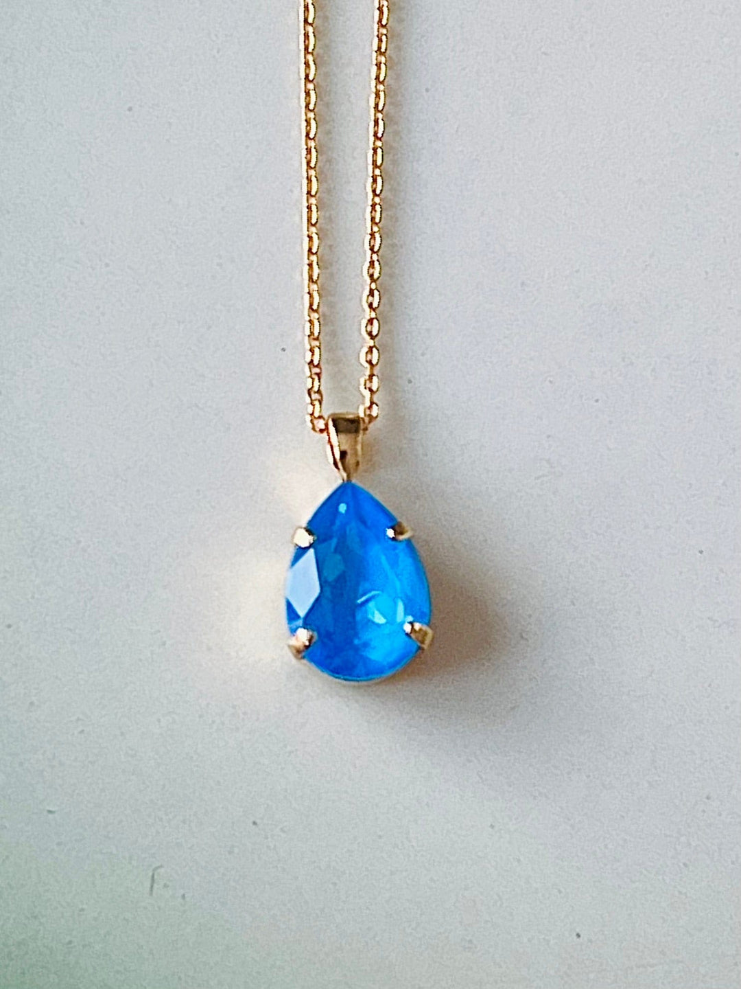 Caroline Svedbom halskjeder Mini drop necklace - electric blue delite