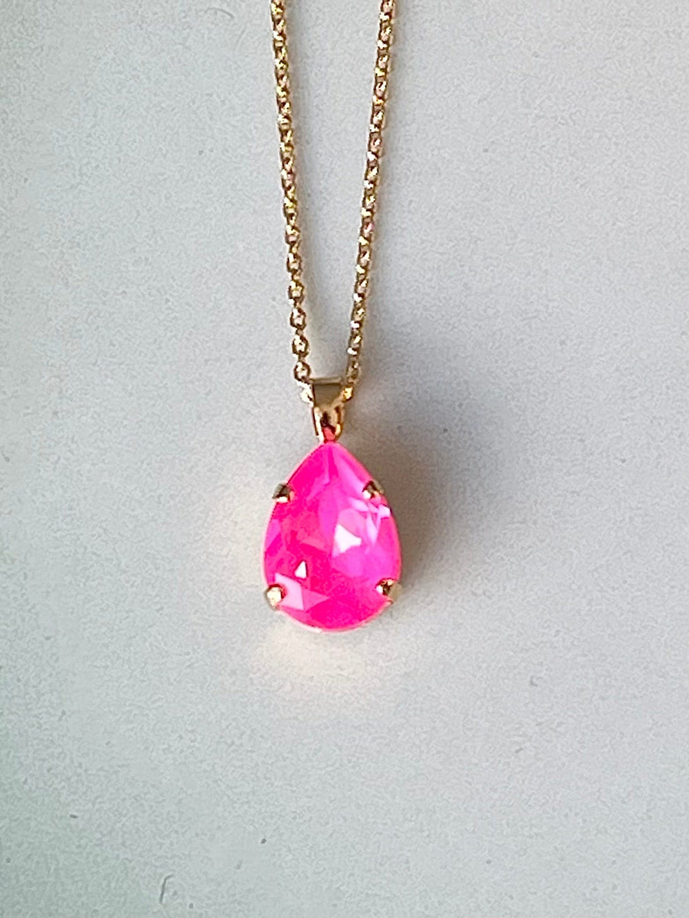 Caroline Svedbom halskjeder Mini Drop necklace - electric pink delite