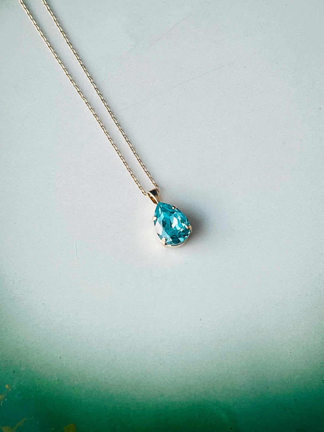 Caroline Svedbom halskjeder Mini drop necklace - light turquoise