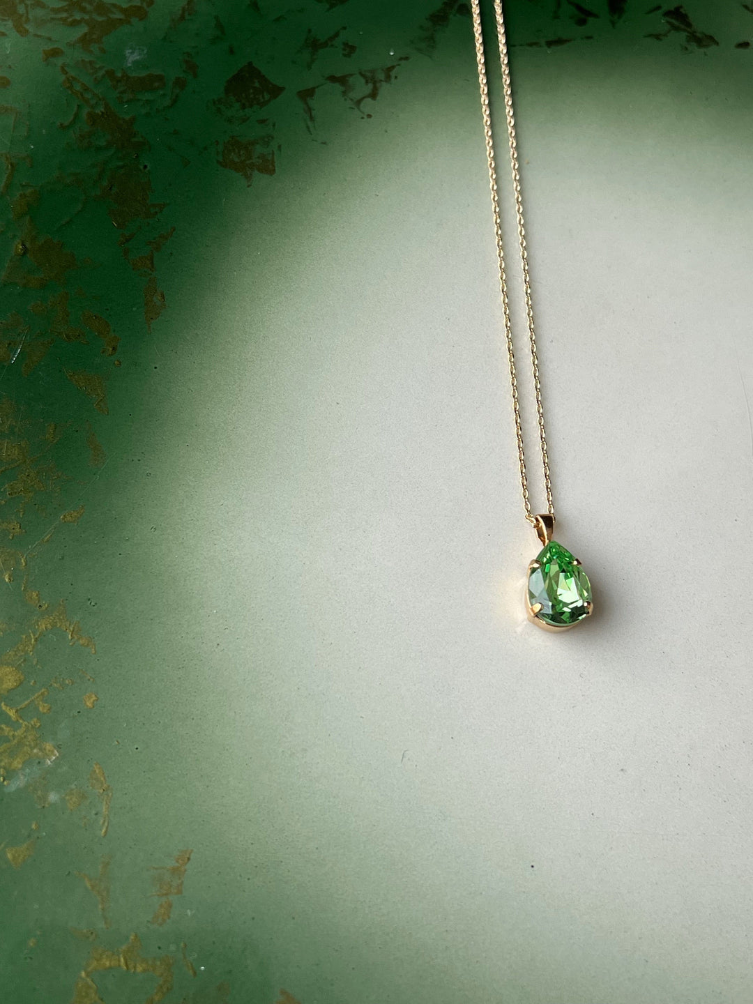 Caroline Svedbom halskjeder Mini drop necklace - peridot