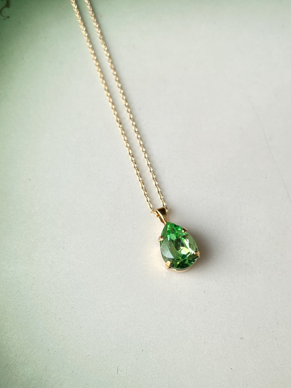 Caroline Svedbom halskjeder Mini drop necklace - peridot