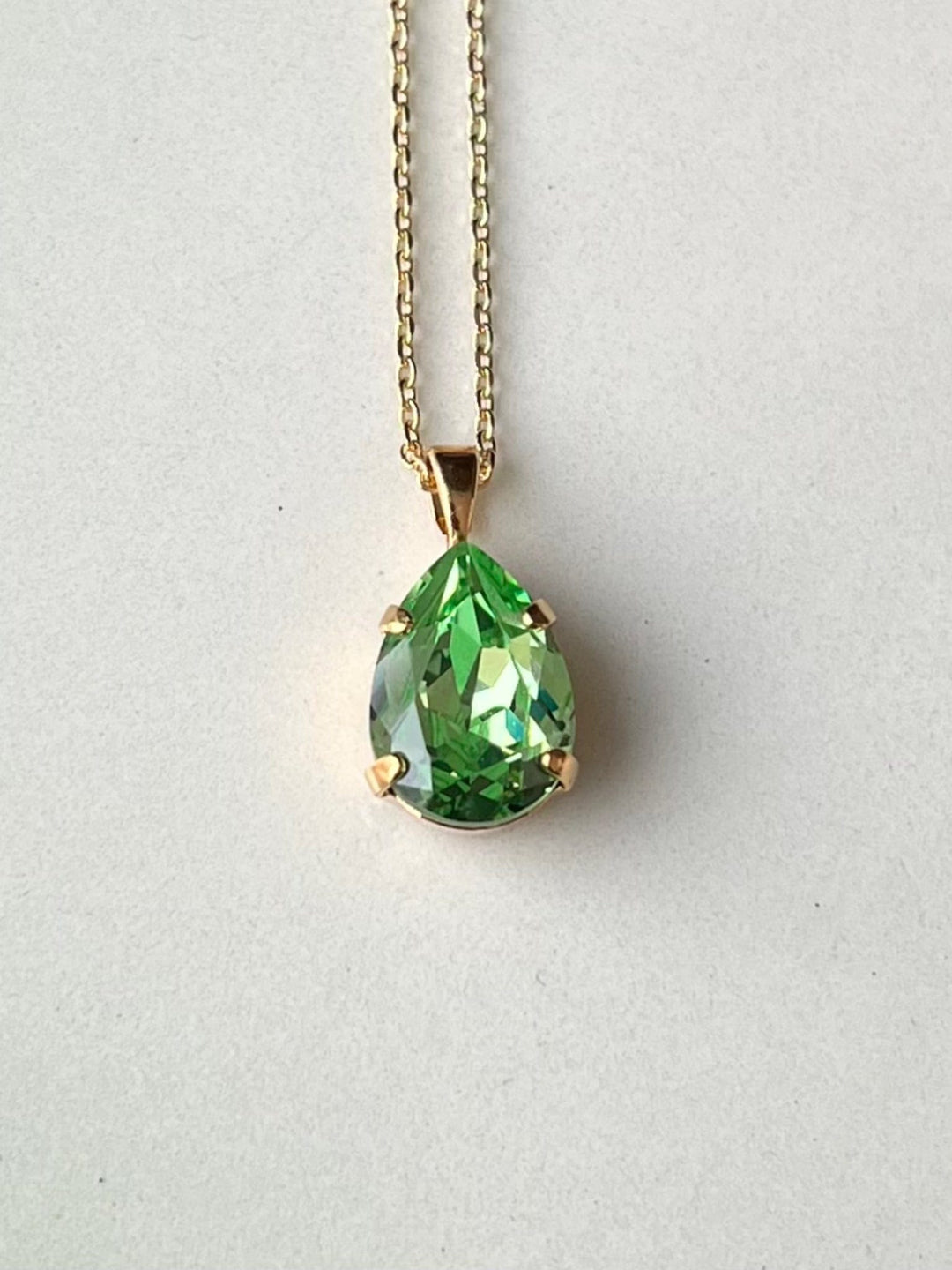 Caroline Svedbom halskjeder Mini drop necklace - peridot