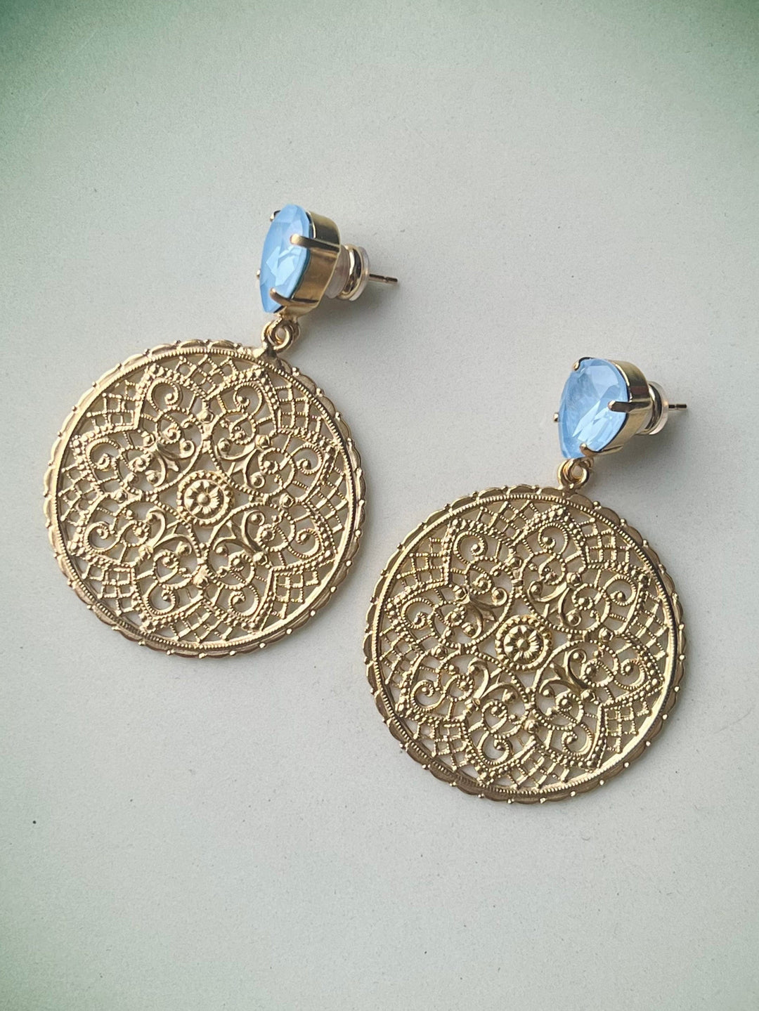 Caroline Svedbom øredobber Alexandra earrings - sky ignite