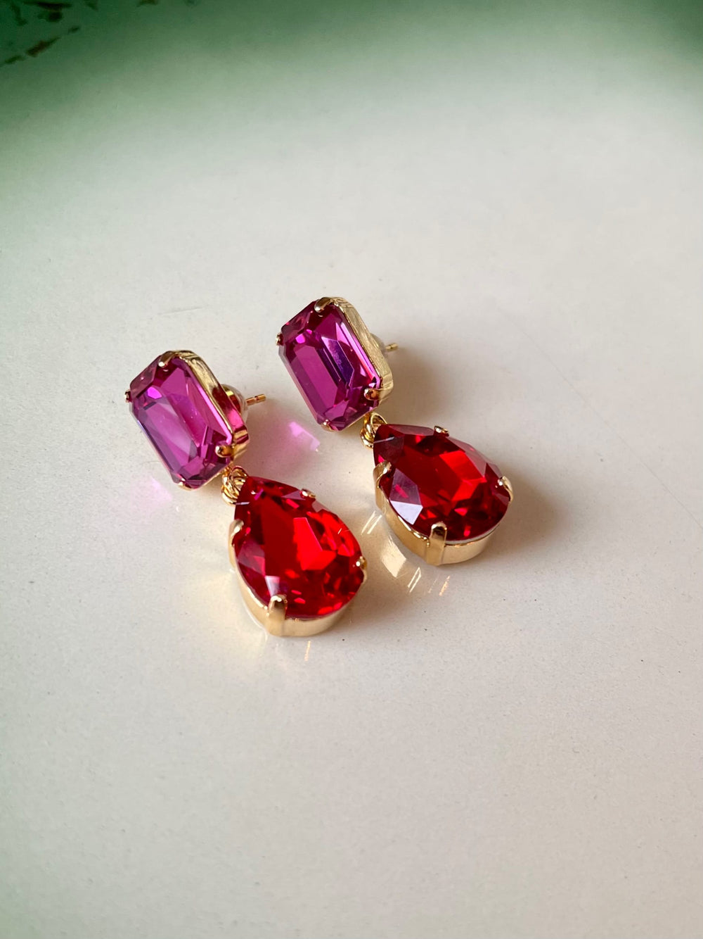 Caroline Svedbom øredobber Lydia earrings - dark rose/light siam