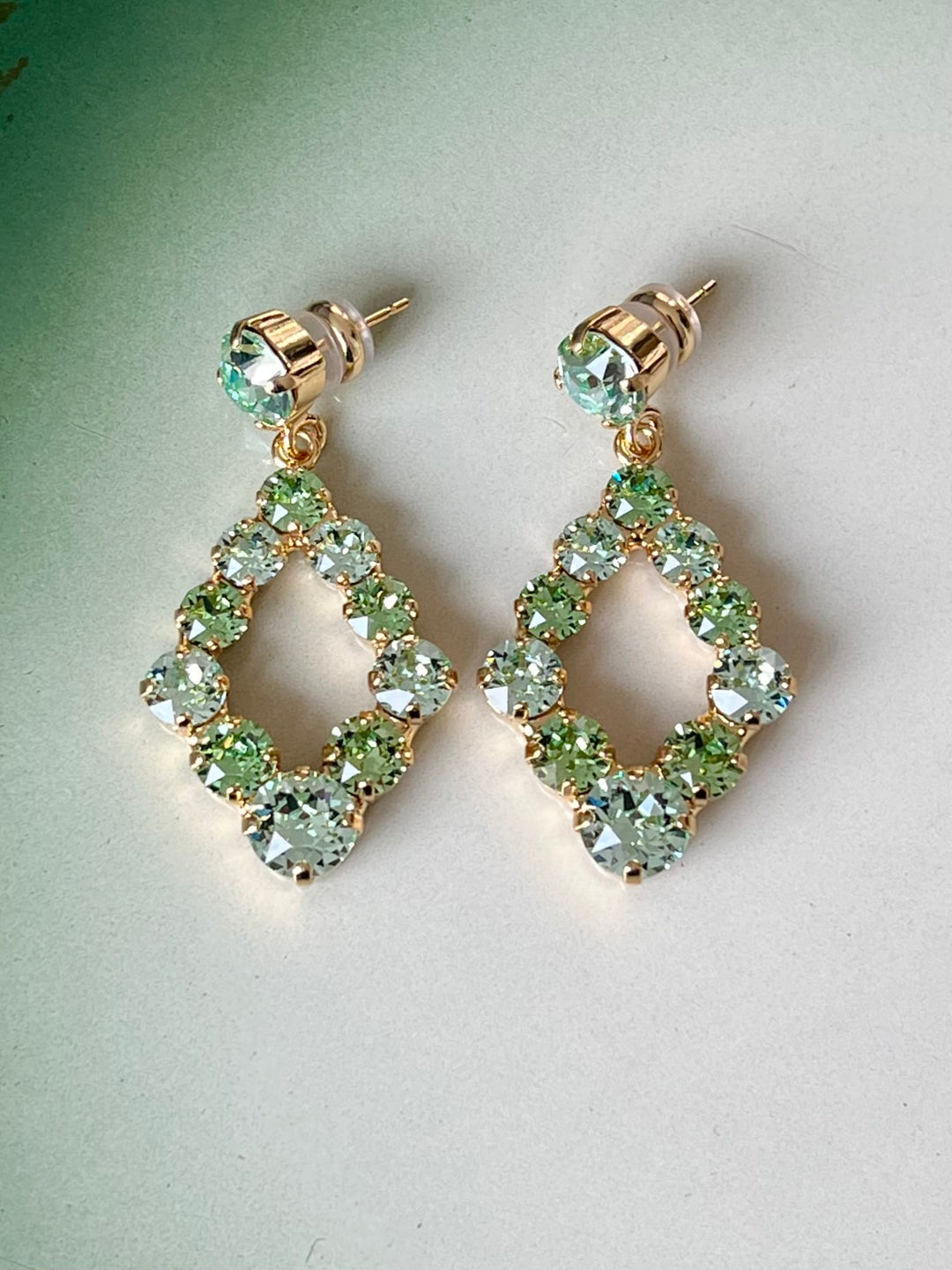 Caroline Svedbom øredobber Mini Delia earrings - Chrysolite/Peridot