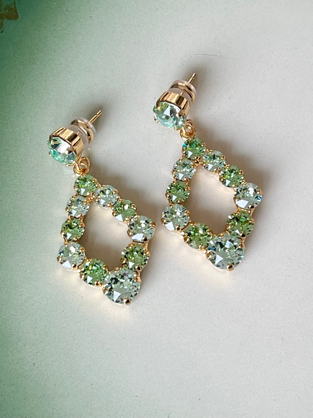 Caroline Svedbom øredobber Mini Delia earrings - Chrysolite/Peridot