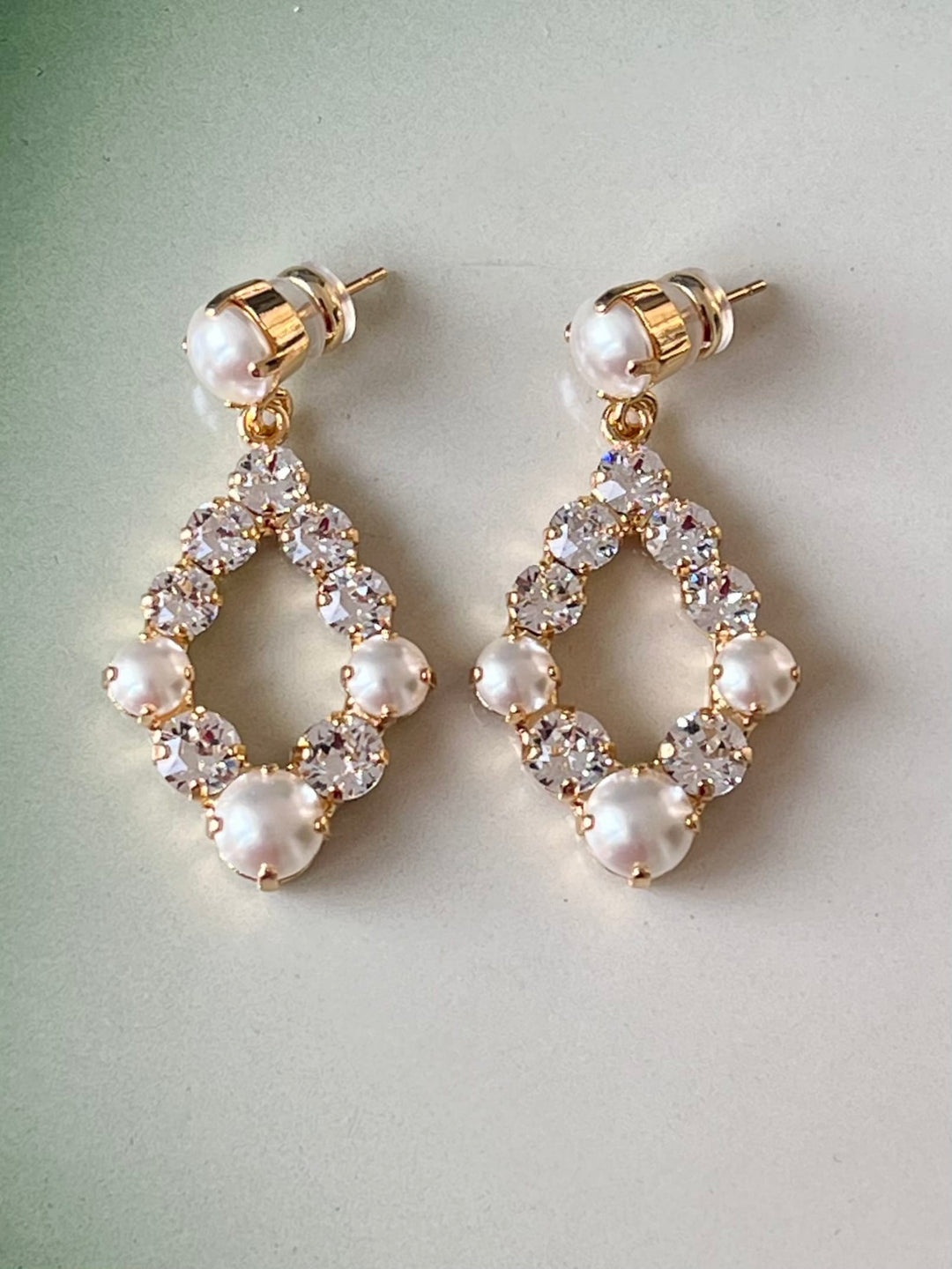 Caroline Svedbom øredobber Mini Delia earrings - pearl/crystal