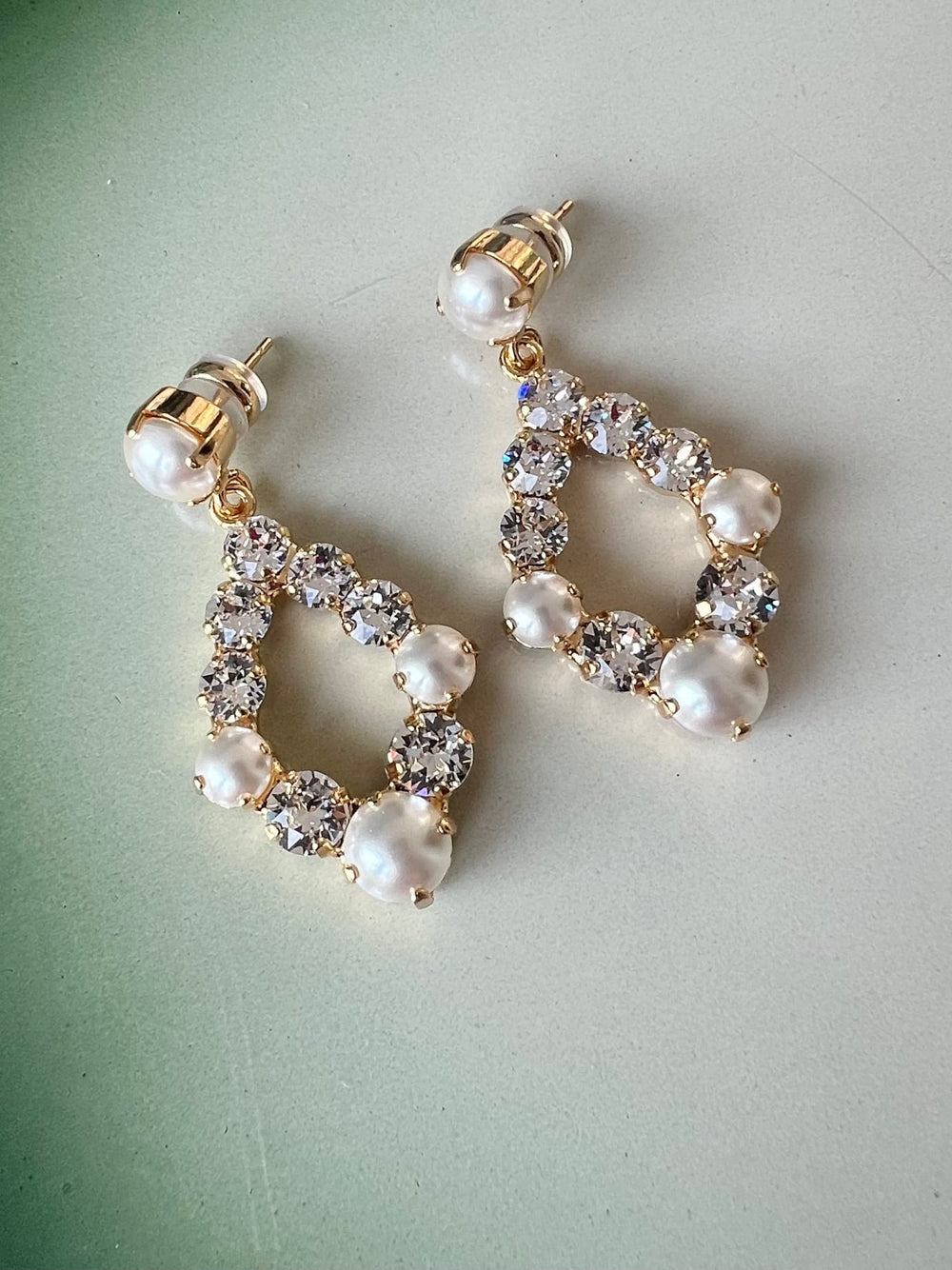 Caroline Svedbom øredobber Mini Delia earrings - pearl/crystal